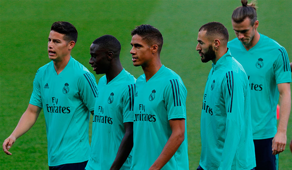 (From L) Real Madrid's Colombian midfielder James Rodriguez, Real Madrid's French defender Ferland Mendy, Real Madrid's French defender Raphael Varane, Real Madrid's French forward Karim Benzema and Real Madrid's Welsh forward Gareth Bale attend a training session on the eve of the UEFA Champions League Group A football match between Paris Saint-Germain and Real Madrid CF at the Parc des Princes stadium in Paris on September 17, 2019. (Photo by GEOFFROY VAN DER HASSELT / AFP) (Photo credit should read GEOFFROY VAN DER HASSELT/AFP/Getty Images)
