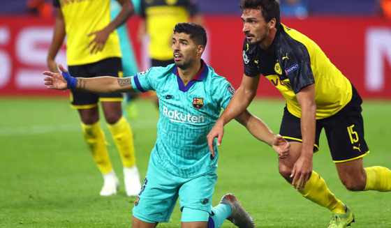 DORTMUND, GERMANY - SEPTEMBER 17: Luis Suarez of FC Barcelona apeeals as Mats Hummels of Borussia Dortmund looks on during the UEFA Champions League group F match between Borussia Dortmund and FC Barcelona at Signal Iduna Park on September 17, 2019 in Dortmund, Germany. (Photo by Martin Rose/Bongarts/Getty Images)
