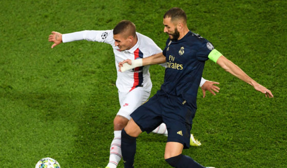 Paris Saint-Germain's Italian midfielder Marco Verratti (rear) fights for the ball with Real Madrid's French forward Karim Benzema during the UEFA Champions league Group A football match between Paris Saint-Germain and Real Madrid, at the Parc des Princes stadium, in Paris, on September 18, 2019. (Photo by CHRISTOPHE ARCHAMBAULT / AFP) (Photo credit should read CHRISTOPHE ARCHAMBAULT/AFP/Getty Images)