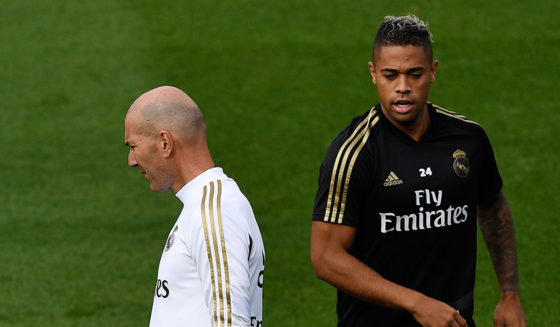 Real Madrid's French coach Zinedine Zidane (C) and players attend a training session at the Ciudad Real Madrid training ground in Valdebebas, Madrid on September 21, 2019 on the eve of the Spanish League football match against Sevilla. (Photo by PIERRE-PHILIPPE MARCOU / AFP) (Photo credit should read PIERRE-PHILIPPE MARCOU/AFP/Getty Images)