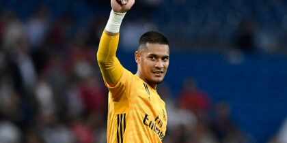 Real Madrid's French goalkeeper Alphonse Areola gives a thumbs-up at the end of the Spanish league football match between Real Madrid CF and CA Osasuna at the Santiago Bernabeu stadium in Madrid, on September 25, 2019. (Photo by OSCAR DEL POZO / AFP) (Photo credit should read OSCAR DEL POZO/AFP/Getty Images)