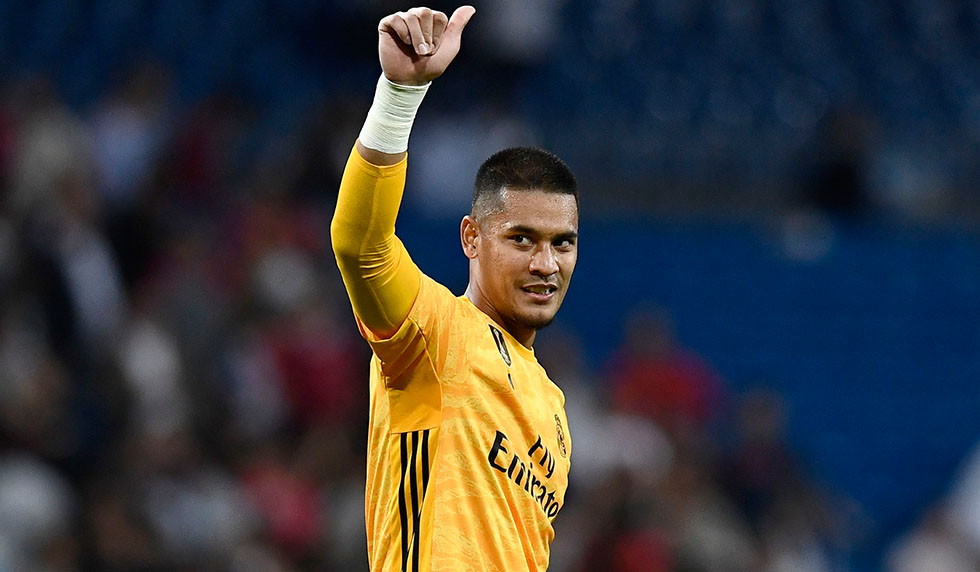 Real Madrid's French goalkeeper Alphonse Areola gives a thumbs-up at the end of the Spanish league football match between Real Madrid CF and CA Osasuna at the Santiago Bernabeu stadium in Madrid, on September 25, 2019. (Photo by OSCAR DEL POZO / AFP) (Photo credit should read OSCAR DEL POZO/AFP/Getty Images)