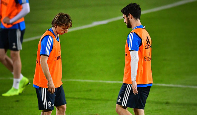 Real Madrid's Croatian midfielder Luka Modric (L) and and his teammate Spanish midfielder Isco attend a training session two days before the FIFA Club World Cup semi-final football match Real Madrid x Kashima Antlers at New York University Abu Dhabi's stadium in the Emirati capital Abu Dhabi on December 17, 2018. (Photo by GIUSEPPE CACACE / AFP) (Photo credit should read GIUSEPPE CACACE/AFP/Getty Images)