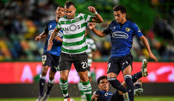 Sporting's Spanish forward Jese (L) vies with Famalicao's Portuguese midfielder Pedro Goncalves (R) during the Portuguese league football match between Sporting CP and FC Famalicao at the Jose Alvalade stadium in Lisbon, on September 23, 2019. (Photo by PATRICIA DE MELO MOREIRA / AFP) (Photo credit should read PATRICIA DE MELO MOREIRA/AFP/Getty Images)