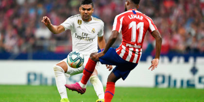 Real Madrid's Brazilian midfielder Casemiro (L) challenges Atletico Madrid's French midfielder Thomas Lemar during the Spanish league football match between Club Atletico de Madrid and Real Madrid CF at the Wanda Metropolitano stadium in Madrid on September 28, 2019. (Photo by OSCAR DEL POZO / AFP) (Photo credit should read OSCAR DEL POZO/AFP/Getty Images)