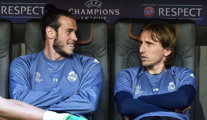 (L-R) Real Madrid's Welsh striker Gareth Bale, Real Madrid's Croatian Luka Modric and Brazilian defender Danilo wait at the bench prior to a training session on the eve of the UEFA Champions League quarter-final football match between FC Bayern Munich and Real Madrid in Munich, southern Germany, on April 11, 2017. / AFP PHOTO / Christof STACHE (Photo credit should read CHRISTOF STACHE/AFP/Getty Images)