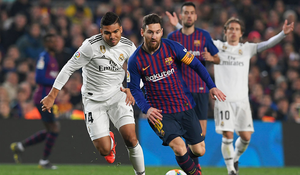 Barcelona's Argentinian forward Lionel Messi (C) vies for the ball with Real Madrid's Brazilian midfielder Casemiro during the Spanish Copa del Rey (King's Cup) semi-final first leg football match between FC Barcelona and Real Madrid CF at the Camp Nou stadium in Barcelona on February 6, 2019. (Photo by LLUIS GENE / AFP) (Photo credit should read LLUIS GENE/AFP/Getty Images)