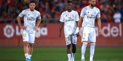 MALLORCA, SPAIN - OCTOBER 19: Luka Jovic, Vinicius Junior and Karim Benzema of Real Madrid CF look on during the warm up before the La Liga match between RCD Mallorca and Real Madrid CF at Iberostar Estadi on October 19, 2019 in Mallorca, Spain. (Photo by Alex Caparros/Getty Images)