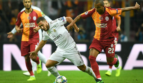 Real Madrid's Belgian forward Eden Hazard (L) vies for the ball with Galatasaray's Brazilian defender Mariano during the UEFA Champions League group A football match between Galatasaray and Real Madrid on October 22, 2019 at the Ali Sami Yen Spor Kompleksi in Istanbul. (Photo by OZAN KOSE / AFP) (Photo by OZAN KOSE/AFP via Getty Images)