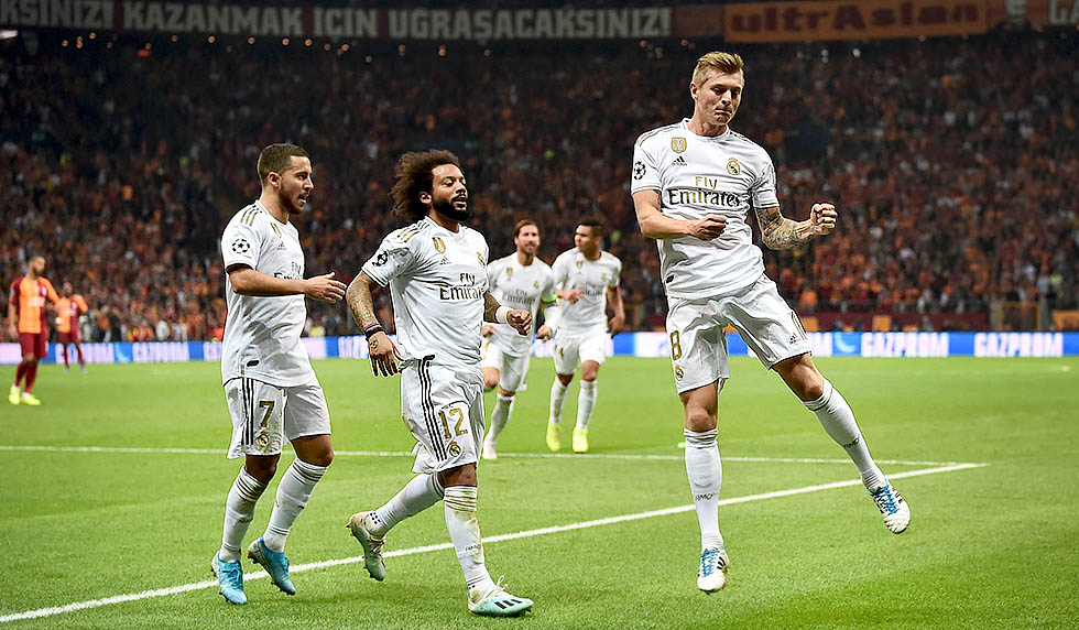 Real Madrid's German midfielder Toni Kroos (R) celebrates after scoring a goal during the UEFA Champions League group A football match between Galatasaray and Real Madrid on October 22, 2019 at the Ali Sami Yen Spor Kompleksi in Istanbul. (Photo by OZAN KOSE / AFP) (Photo by OZAN KOSE/AFP via Getty Images)
