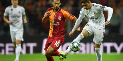 Real Madrid's Uruguayan midfielder Federico Valverde (R) controls the ball in front of Galatasaray's Moroccan midfielder Younes Belhanda during the UEFA Champions League group A football match between Galatasaray and Real Madrid on October 22, 2019 at the Ali Sami Yen Spor Kompleksi in Istanbul. (Photo by OZAN KOSE / AFP) (Photo by OZAN KOSE/AFP via Getty Images)