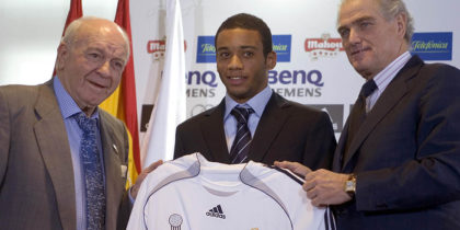 Madrid, SPAIN: Real Madrid's new signing 18-year-old Marcelo Vieira Da Silva Junior, known simply as Marcelo (C) holds his shirt flanked by Real President Ramon Calderon (R) and honorary President Alfredo di Stefano during his presentation to the press after signing a contract with Real until June 2012, 15 November 2006 in Madrid. AFP PHOTO/PHILIPPE DESMAZES (Photo credit should read PHILIPPE DESMAZES/AFP/Getty Images)