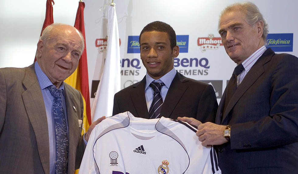 Madrid, SPAIN: Real Madrid's new signing 18-year-old Marcelo Vieira Da Silva Junior, known simply as Marcelo (C) holds his shirt flanked by Real President Ramon Calderon (R) and honorary President Alfredo di Stefano during his presentation to the press after signing a contract with Real until June 2012, 15 November 2006 in Madrid. AFP PHOTO/PHILIPPE DESMAZES (Photo credit should read PHILIPPE DESMAZES/AFP/Getty Images)