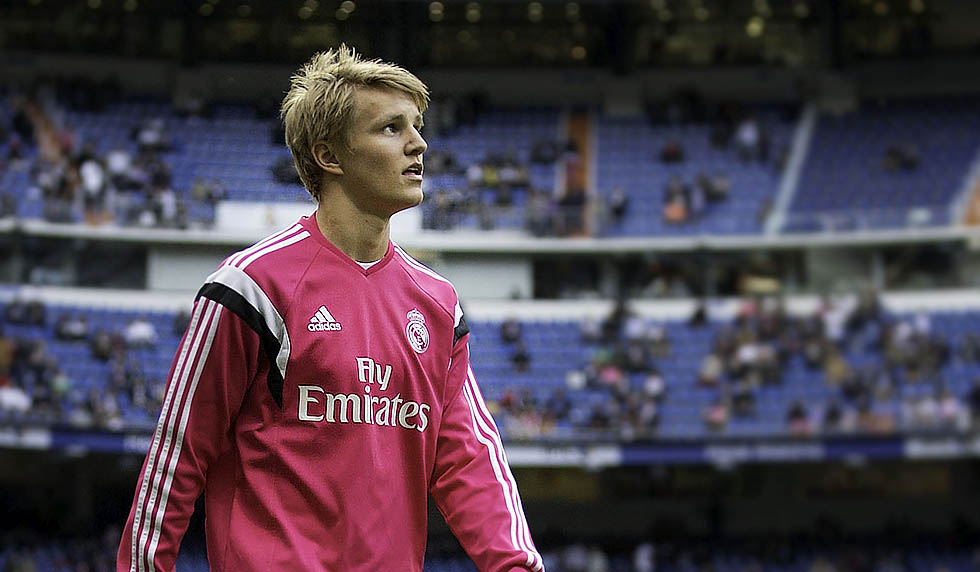 MADRID, SPAIN - APRIL 29: Martin Odegaard of Real Madrid CF leaves the pitch after his warming up before the La Liga match between Real Madrid CF and UD Almeria at Estadio Santiago Bernabeu on April 29, 2015 in Madrid, Spain. (Photo by Gonzalo Arroyo Moreno/Getty Images)