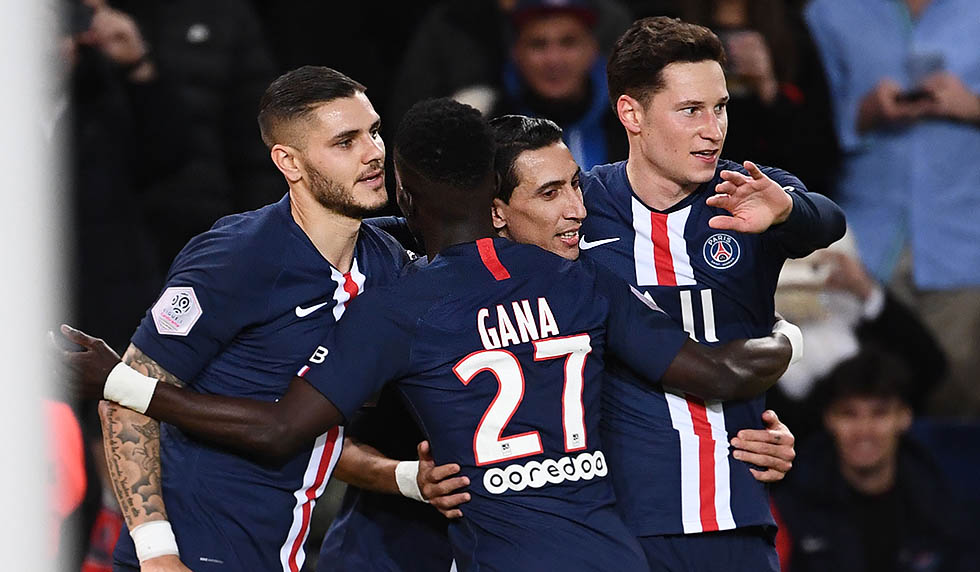 Paris Saint-Germain's Argentine midfielder Angel Di Maria (C) is congratulated by teammates after scoring a goal during the French L1 football match between Paris Saint-Germain (PSG) and Lille (LOSC) on November 22, 2019 at the Parc des Princes in Paris. (Photo by FRANCK FIFE / AFP) (Photo by FRANCK FIFE/AFP via Getty Images)