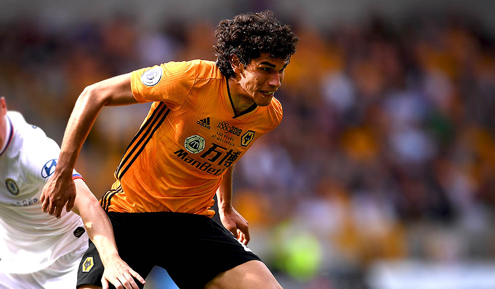 WOLVERHAMPTON, ENGLAND - SEPTEMBER 14: Jesus Vallejo of Wolverhampton Wanderers is challenged by Mason Mount of Chelsea during the Premier League match between Wolverhampton Wanderers and Chelsea FC at Molineux on September 14, 2019 in Wolverhampton, United Kingdom. (Photo by Laurence Griffiths/Getty Images)
