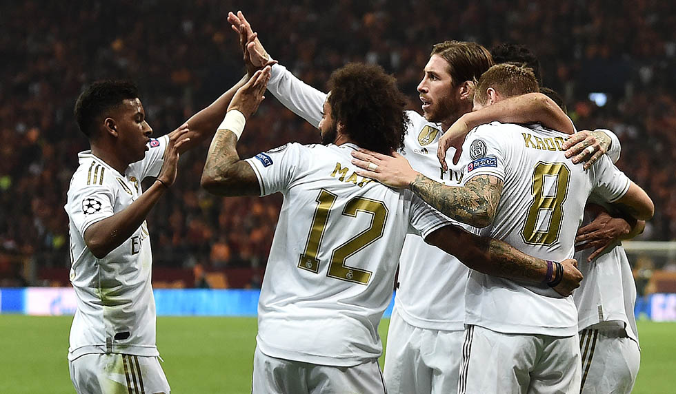 Real Madrid's German midfielder Toni Kroos (R) celebrates with team mates after he scored a goal during the UEFA Champions League group A football match between Galatasaray and Real Madrid on October 22, 2019 at the Ali Sami Yen Spor Kompleksi in Istanbul. (Photo by OZAN KOSE / AFP) (Photo by OZAN KOSE/AFP via Getty Images)