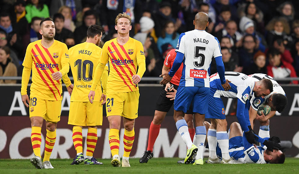 BARCELONA, SPAIN - JANUARY 04: Frenkie de Jong and Jordi Alba of FC Barcelona look dejected as David Lopez of Espanyol celebrates with teammates after scoring his team's first goal during the La Liga match between RCD Espanyol and FC Barcelona at RCDE Stadium on January 04, 2020 in Barcelona, Spain. (Photo by Alex Caparros/Getty Images)