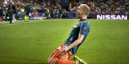 VALENCIA, SPAIN - OCTOBER 02: Donny van de Beek of Ajax celebrates after scoring his team's third goal during the UEFA Champions League group H match between Valencia CF and AFC Ajax at Estadio Mestalla on October 02, 2019 in Valencia, Spain. (Photo by Manuel Queimadelos Alonso/Getty Images)