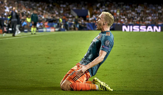 VALENCIA, SPAIN - OCTOBER 02: Donny van de Beek of Ajax celebrates after scoring his team's third goal during the UEFA Champions League group H match between Valencia CF and AFC Ajax at Estadio Mestalla on October 02, 2019 in Valencia, Spain. (Photo by Manuel Queimadelos Alonso/Getty Images)