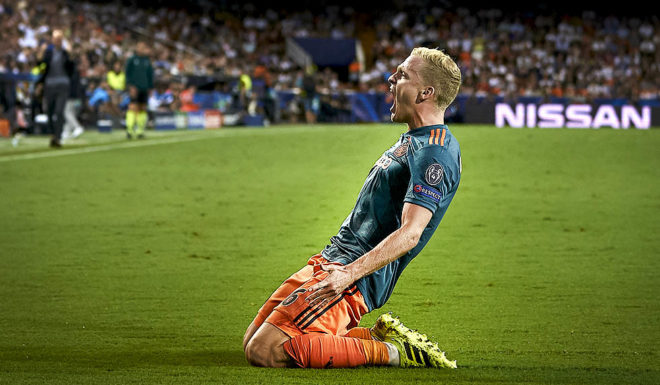 Donny van de Beek VALENCIA, SPAIN - OCTOBER 02: Donny van de Beek of Ajax celebrates after scoring his team's third goal during the UEFA Champions League group H match between Valencia CF and AFC Ajax at Estadio Mestalla on October 02, 2019 in Valencia, Spain. (Photo by Manuel Queimadelos Alonso/Getty Images)