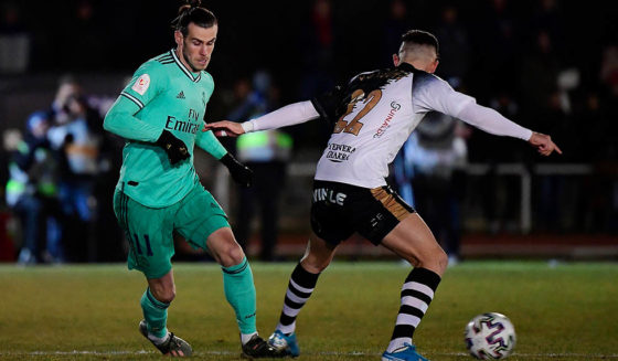 Real Madrid's Welsh forward Gareth Bale (L) vies with Unionistas' Spanish defender Juan Gongora during the Copa del Rey (King's Cup) football match between Unionistas de Salamanca CF and Real Madrid CF at Las Pistas del Helmantico stadium in Salamanca, on January 22, 2020. (Photo by JAVIER SORIANO / AFP) (Photo by JAVIER SORIANO/AFP via Getty Images)