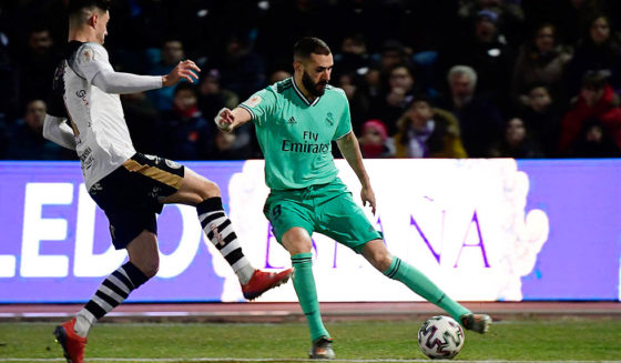 Unionistas' Spanish defender Inigo Zubiri (L) vies with Real Madrid's French forward Karim Benzema during the Copa del Rey (King's Cup) football match between Unionistas de Salamanca CF and Real Madrid CF at Las Pistas del Helmantico stadium in Salamanca, on January 22, 2020. (Photo by JAVIER SORIANO / AFP) (Photo by JAVIER SORIANO/AFP via Getty Images)