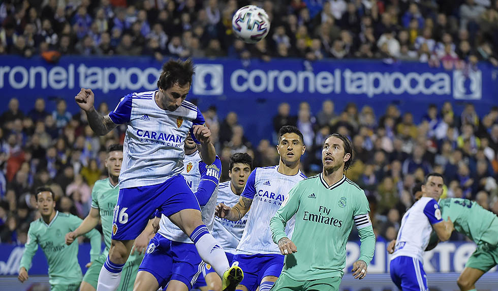 Zaragoza´s Spanish forward Alex Blanco (L) heads the ball during the Copa del Rey (King's Cup) football match between Zaragoza and Real Madrid CF at La Romareda stadium in Zaragoza, on January 29, 2020. (Photo by JOSE JORDAN / AFP) (Photo by JOSE JORDAN/AFP via Getty Images)