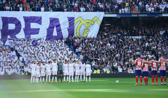 Players stand for a moment of silence for former NBA player Kobe Bryant before the Spanish league football match between Real Madrid CF and Club Atletico de Madrid at the Santiago Bernabeu stadium in Madrid on February 1, 2020. (Photo by OSCAR DEL POZO / AFP) (Photo by OSCAR DEL POZO/AFP via Getty Images)