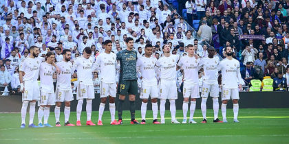 Players stand for a moment of silence for former NBA player Kobe Bryant before the Spanish league football match between Real Madrid CF and Club Atletico de Madrid at the Santiago Bernabeu stadium in Madrid on February 1, 2020. (Photo by OSCAR DEL POZO / AFP) (Photo by OSCAR DEL POZO/AFP via Getty Images)