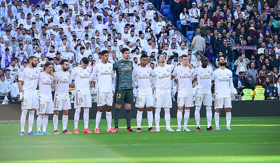 Players stand for a moment of silence for former NBA player Kobe Bryant before the Spanish league football match between Real Madrid CF and Club Atletico de Madrid at the Santiago Bernabeu stadium in Madrid on February 1, 2020. (Photo by OSCAR DEL POZO / AFP) (Photo by OSCAR DEL POZO/AFP via Getty Images)