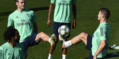 Real Madrid's Welsh forward Gareth Bale (L) and Real Madrid's Serbian forward Luka Jovic attend a training session at the Valdebebas training complex in the outskirts of Madrid, on September 30, 2019, on the eve of the UEFA Champions league Group A football match against Club Brugge. (Photo by PIERRE-PHILIPPE MARCOU / AFP) (Photo credit should read PIERRE-PHILIPPE MARCOU/AFP via Getty Images)