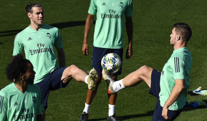 Real Madrid's Welsh forward Gareth Bale (L) and Real Madrid's Serbian forward Luka Jovic attend a training session at the Valdebebas training complex in the outskirts of Madrid, on September 30, 2019, on the eve of the UEFA Champions league Group A football match against Club Brugge. (Photo by PIERRE-PHILIPPE MARCOU / AFP) (Photo credit should read PIERRE-PHILIPPE MARCOU/AFP via Getty Images)