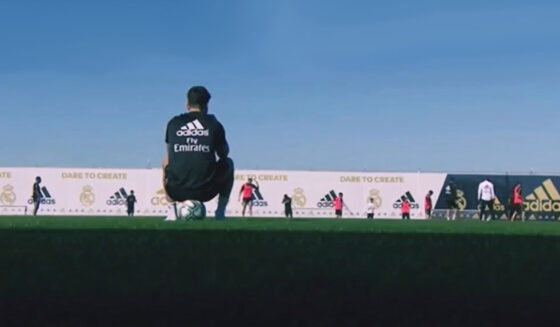 asensio schaut beim training zu