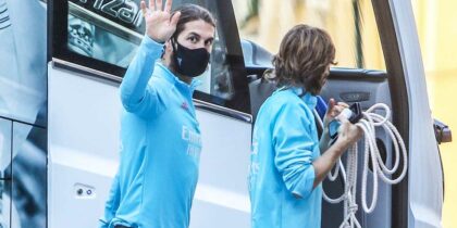 Sergio Ramos steigt mit Luka Modric aus Bus aus