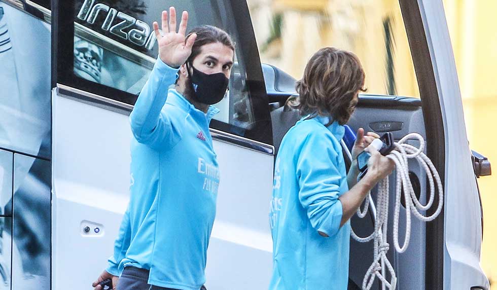 Sergio Ramos steigt mit Luka Modric aus Bus aus