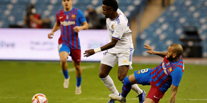 Vinícius vs Dani Alves