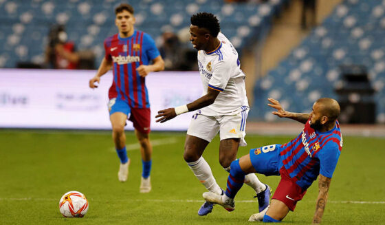 Vinícius vs Dani Alves