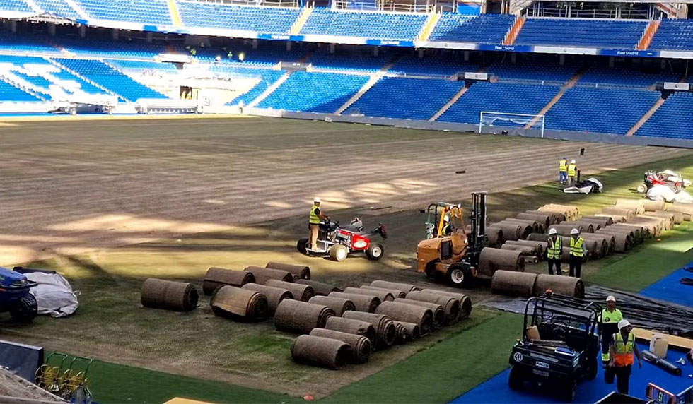 real madrid estadio santiago bernabeu rasen wird entfernt