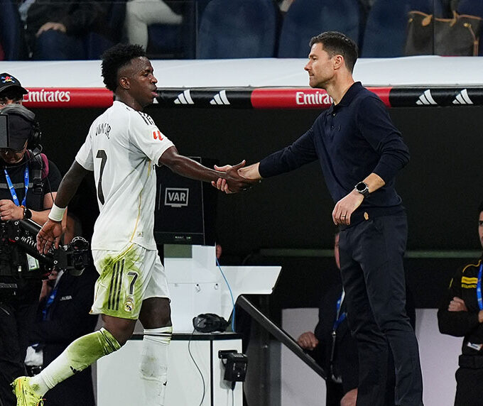 Xabi Alonso Vinícius Júnior Real Madrid