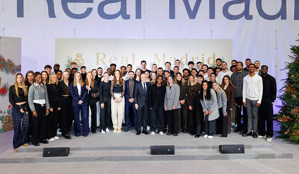 Weihnachtsfeier-bei-Real-Erst-essen-dann-Kinder-beschenken